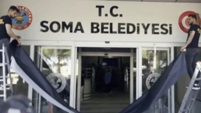 manisada-soma-belediyesine-turkiye-cumhuriyeti-tabelasi-asildi-7TUsqXJd.jpg