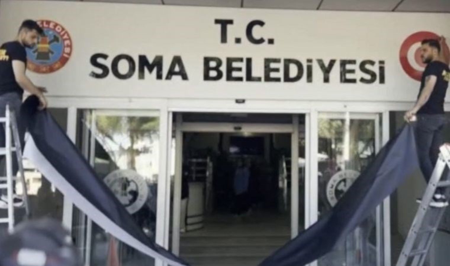 manisada-soma-belediyesine-turkiye-cumhuriyeti-tabelasi-asildi-7TUsqXJd.jpg manisada-soma-belediyesine-turkiye-cumhuriyeti-tabelasi-asildi-7TUsqXJd.jpg