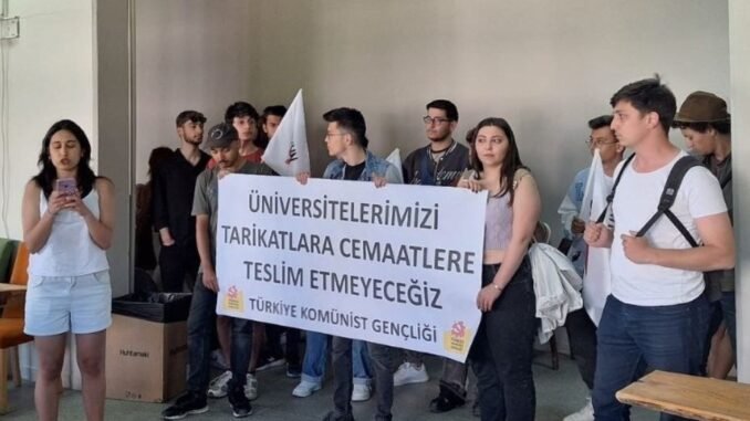 ogrencilerden-dekan-atamasina-tepki-nPtS6msu.jpg