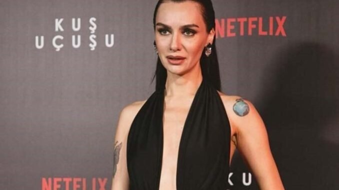 son-dakika-birce-akalay-ve-hakan-kurtas-ask-pozuyla-gundemde-7RY6dM5Q.jpg