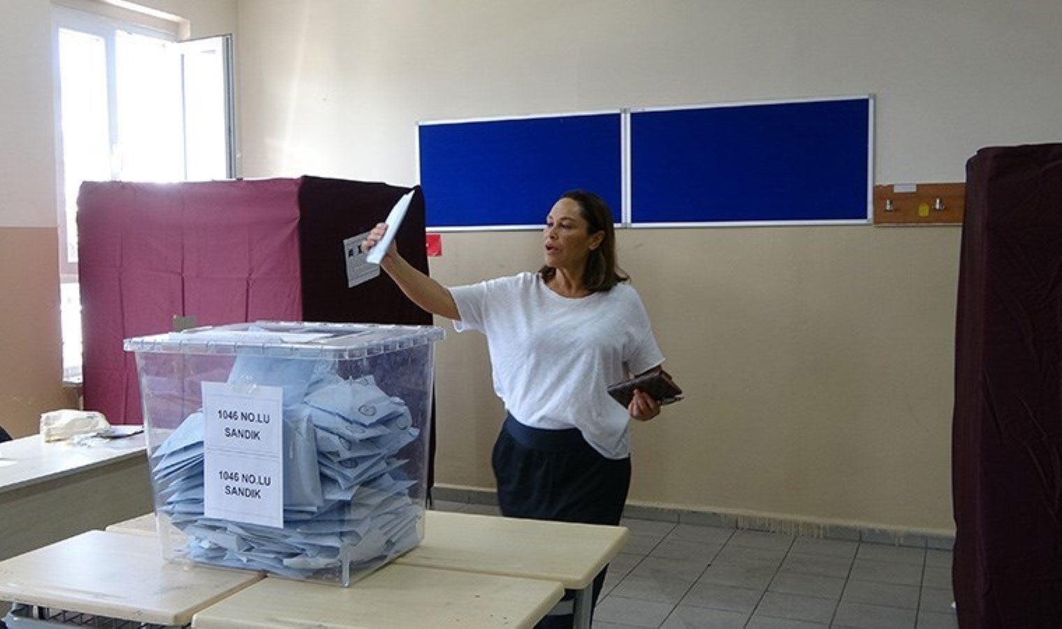 unlu-sanatci-hulya-avsar-oyunu-kullandi-uRRC9bXv.jpg