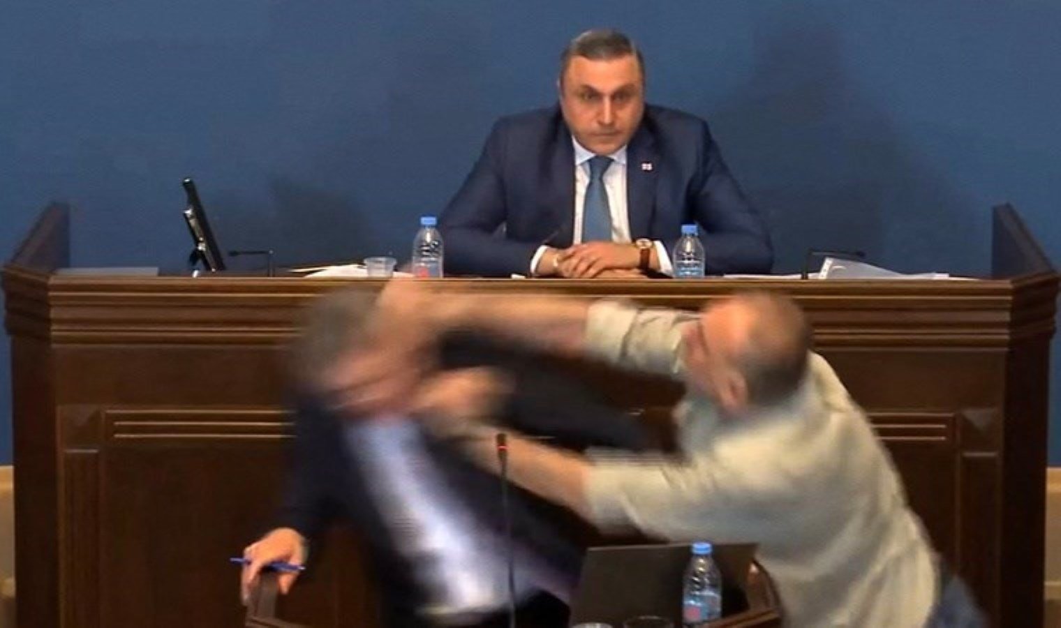 yasa-tasarisi-gorusmelerinde-tansiyon-yukseldi-Rztetm6m.jpg