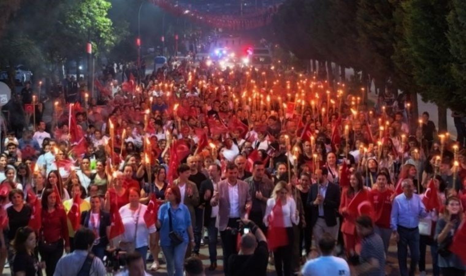 19-mayis-kutlamalari-fener-alayi-ve-son-feci-bisiklet-konseri-Op7lF9DP.jpg