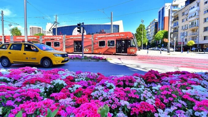 İzmir Rengarenk Çiçeklerle Bahara Buründü!