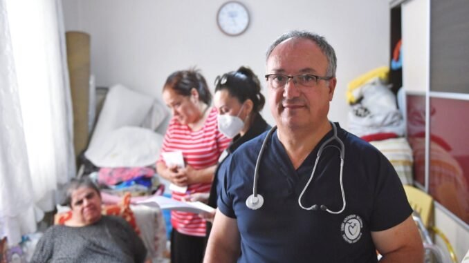 İzmir'de Evde Sağlık Hizmetleri Devam Ediyor