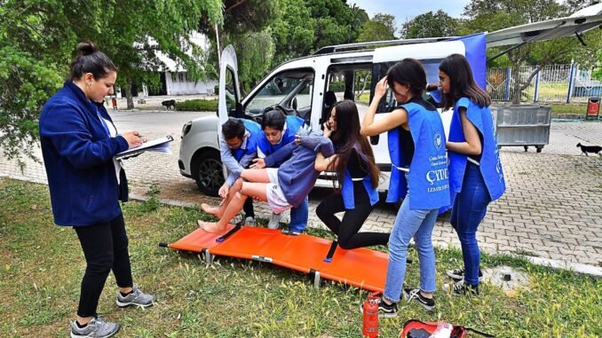 İzmir'de Gençler Hayat Kurtarmak İçin Yarışıyor!