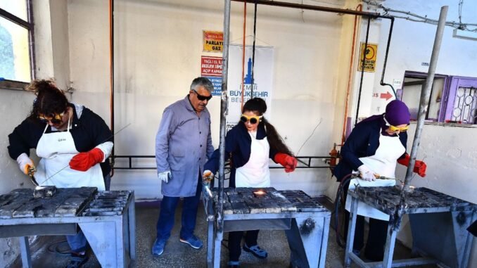 İzmir'de Kadınlar Oksijen Kaynakçılığıyla Gelecek Kuruyor!
