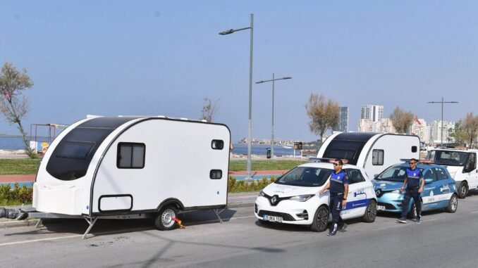 Karşıyaka'da Yol Kenarlarına Bırakılan Karavanlar Kaldırılıyor