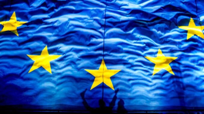 ab-buyuk-patlamanin-genislemesinin-yildonumunu-renk-cumbusuyle-kutluyor-HCe98fZK.jpg