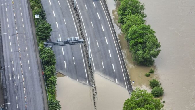 avrupa-kuzeyde-siddetli-sel-ve-guneyde-sicak-hava-dalgalarindan-etkilendi-VsCBmWI9.jpg