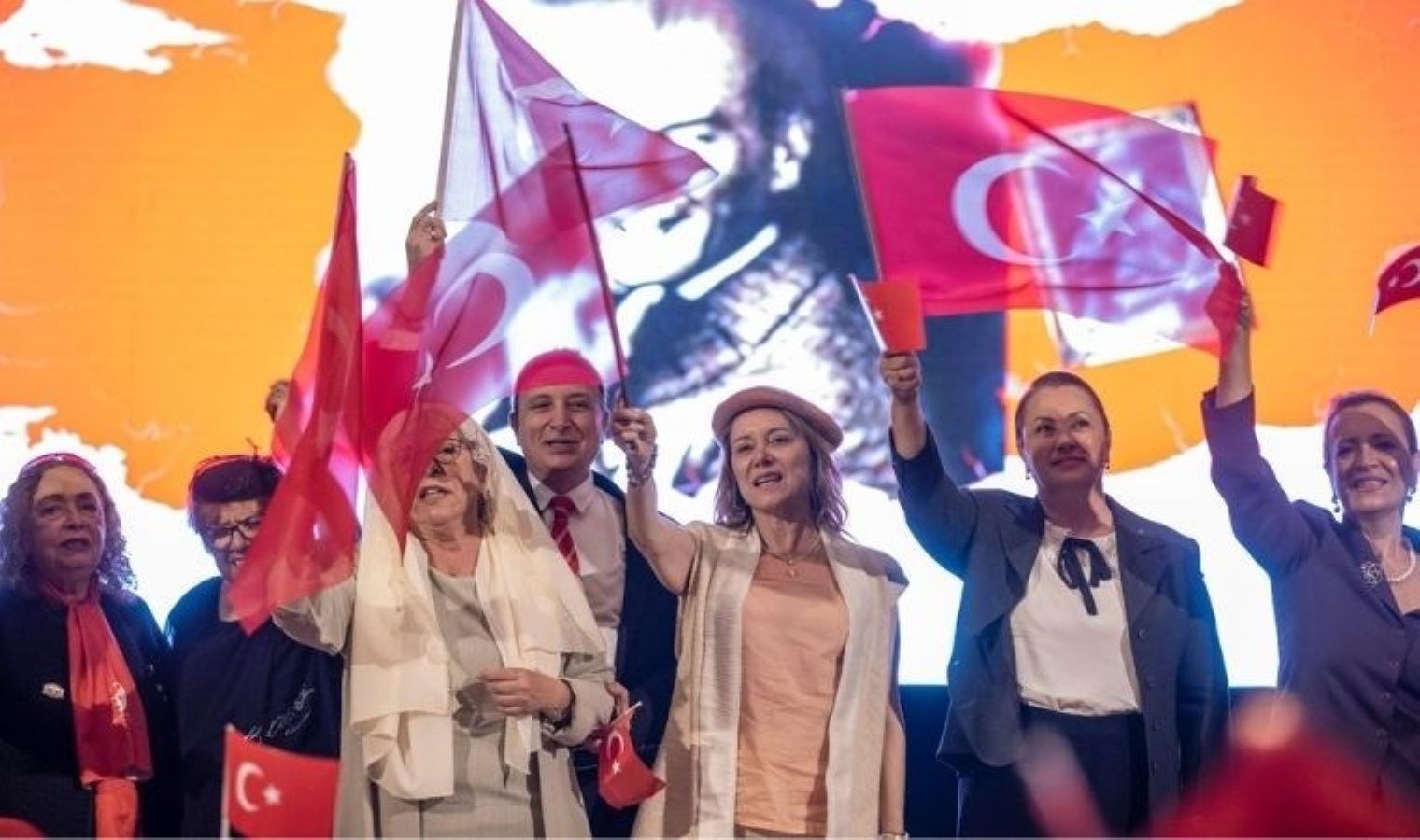 baskan-mutlu-sahneye-cikti-ilk-kadin-mimar-leyla-asimi-canlandirdi-TSYUHndM.jpg