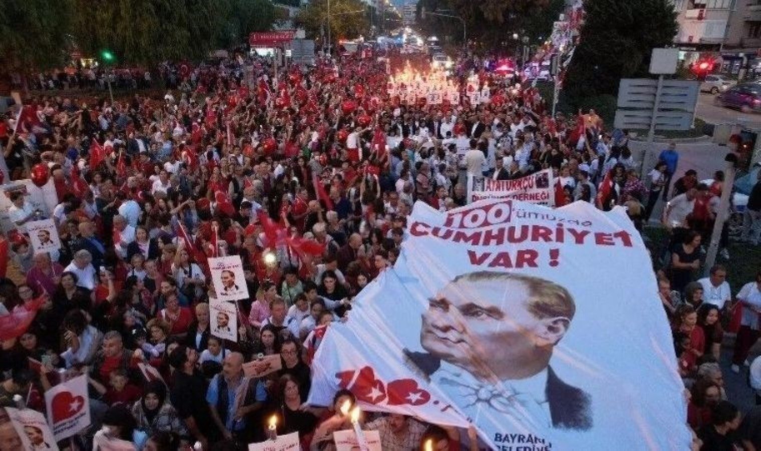 bayrakli-belediyesinden-19-mayis-coskusu-nJW7xPeY.jpg