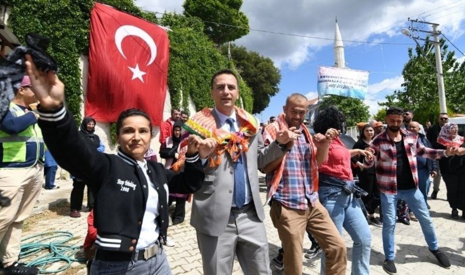 bornovalilar-hidirellez-coskusunu-buyukparkta-yasadi-f6WcWlCz.jpg bornovalilar-hidirellez-coskusunu-buyukparkta-yasadi-f6WcWlCz.jpg