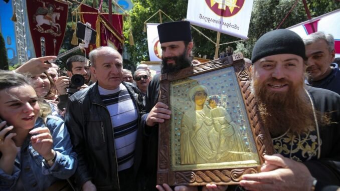gurcistan-basbakani-tartismali-aile-saflik-gununu-kutlamak-icin-binlerce-kisiye-katildi-u5OwCeJY.jpg