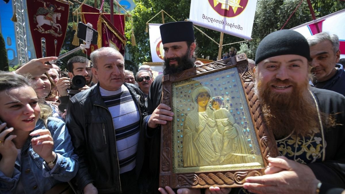 gurcistan-basbakani-tartismali-aile-saflik-gununu-kutlamak-icin-binlerce-kisiye-katildi-u5OwCeJY.jpg