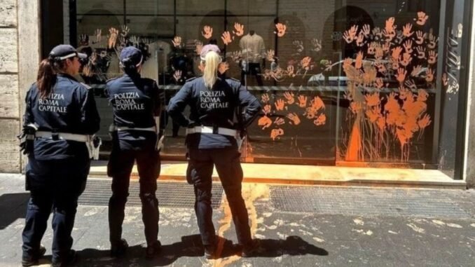 iklim-aktivistlerinden-romada-luks-magazalara-boya-dokme-eylemi-kmpV8NXJ.jpg