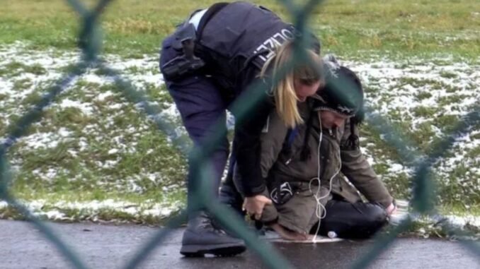 iklim-aktivistlerinin-eylemi-munih-havalimaninda-trafigi-felc-etti-N5tkeXiA.jpg