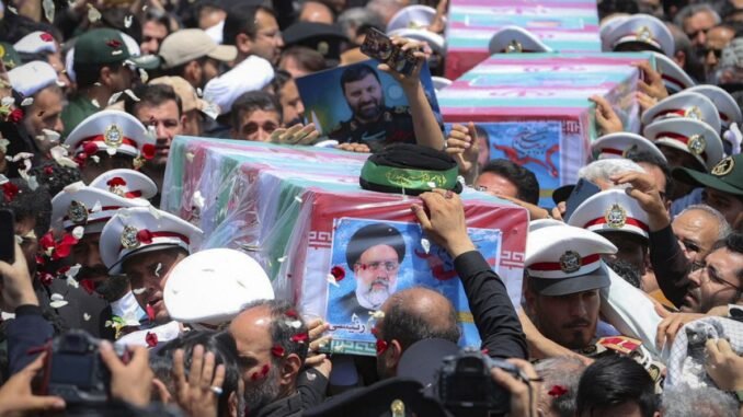 iranin-merhum-cumhurbaskani-raisi-helikopter-kazasinda-oldukten-sonra-siilerin-kutsal-mekaninda-topraga-verildi-H1dvigLX.jpg