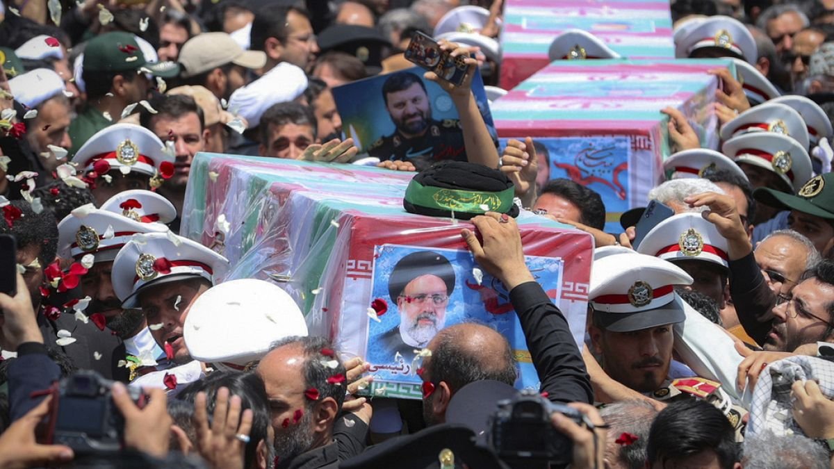 iranin-merhum-cumhurbaskani-raisi-helikopter-kazasinda-oldukten-sonra-siilerin-kutsal-mekaninda-topraga-verildi-H1dvigLX.jpg