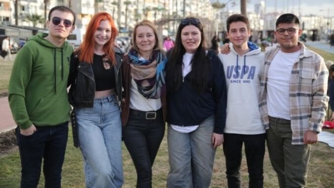 izmirde-19-mayis-coskusu-jMSHigyg.jpg