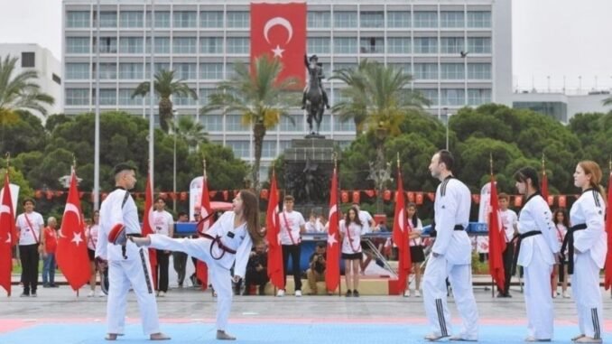 izmirde-19-mayis-kutlamalari-1YJnAAIB.jpg