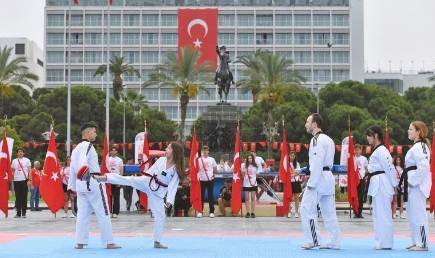 izmirde-19-mayis-kutlamalari-1YJnAAIB.jpg