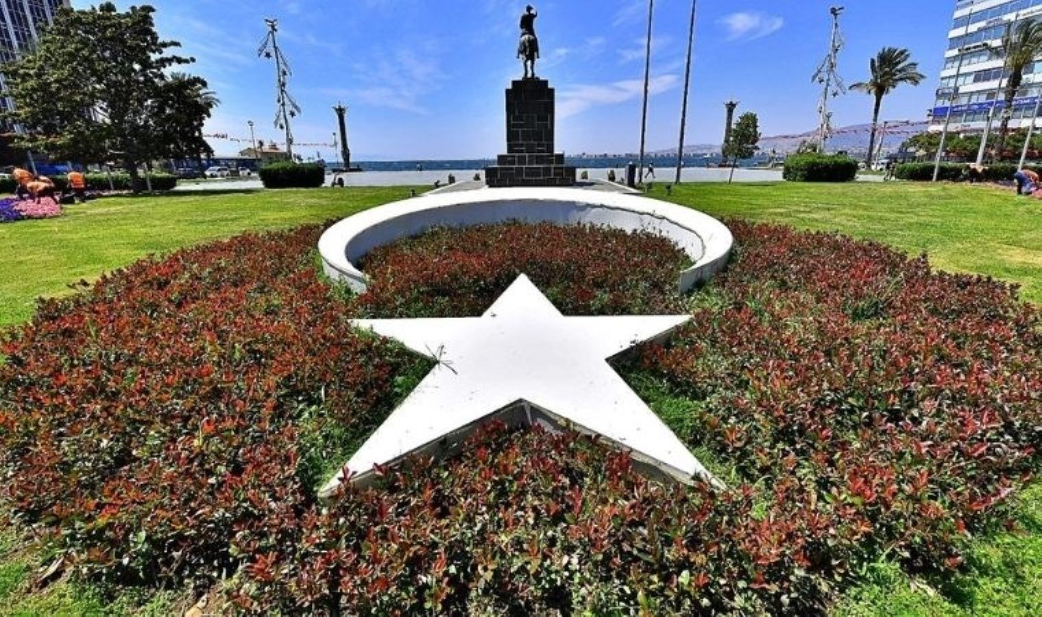 izmirde-kent-estetigi-icin-ciceklendirme-calismalari-KLIPEjWH.jpg