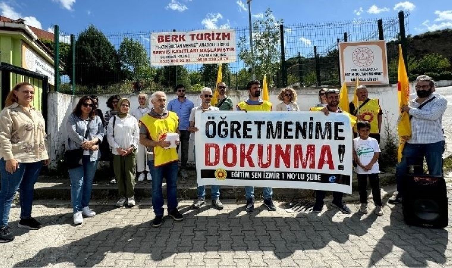 izmirde-ogretmene-yonelik-siddet-protesto-edildi-8N3mljMe.jpg