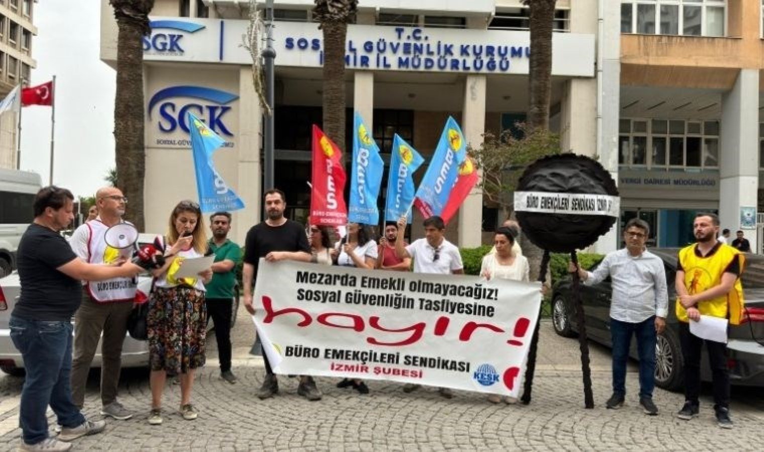 izmirde-sgk-emekcileri-siyah-celenk-birakti-QRIbfId9.jpg izmirde-sgk-emekcileri-siyah-celenk-birakti-QRIbfId9.jpg