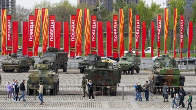 kremlin-moskova-fuarinda-ukraynadan-ele-gecirilen-batili-silahlarla-ovunuyor-IQFggN2b.jpg