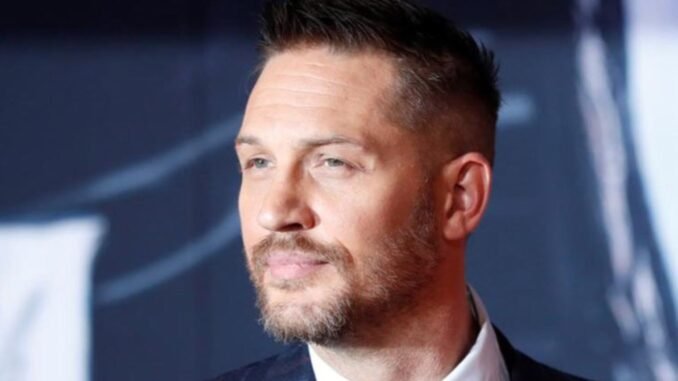 mahershala-ali-ve-tom-hardy-77-blackout-filminde-basrolde-e9c9axrr.jpg