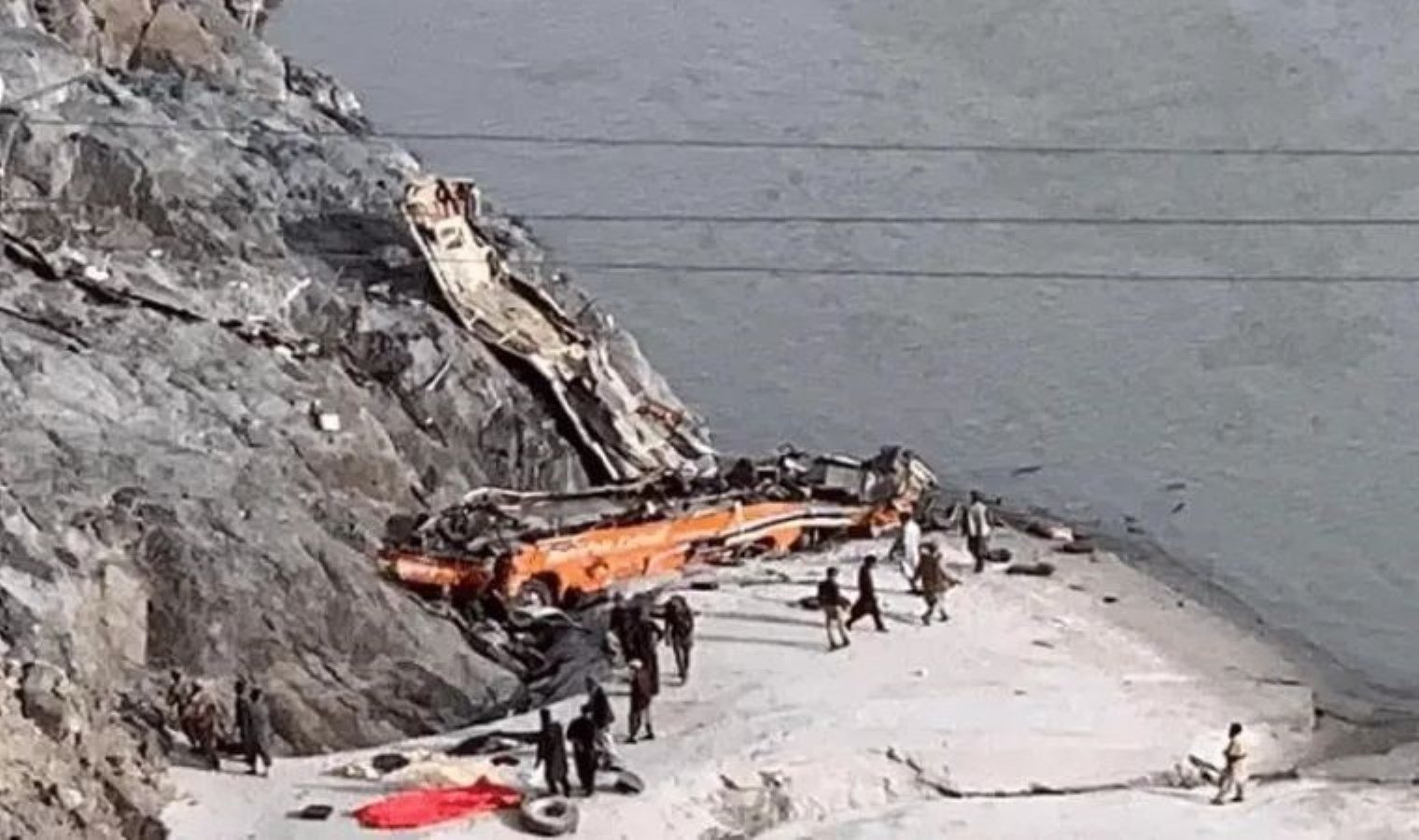 pakistanin-gilgit-baltistan-bolgesinde-otobus-kazasi-UjaOkTwV.jpg