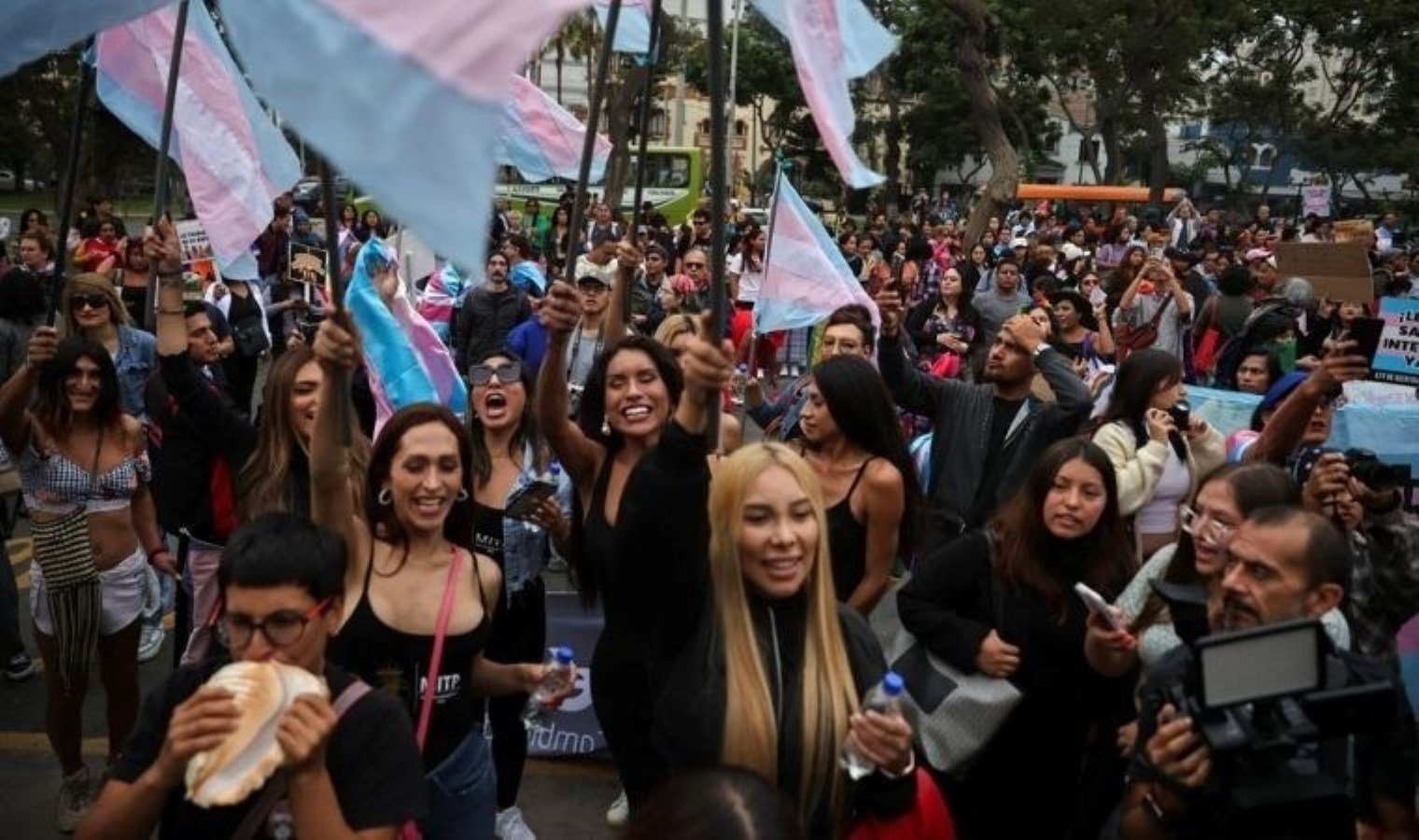 peruda-trans-bireylere-destek-protestosu-Dmp6b7e1.jpg