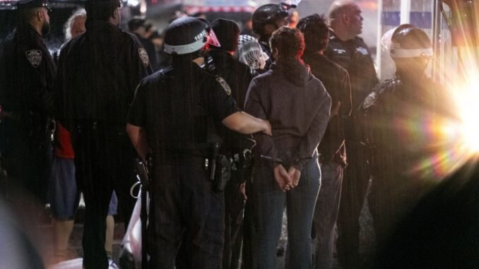 polis-columbia-universitesindeki-filistin-yanlisi-protestoculari-temizledi-DzangUNH.jpg