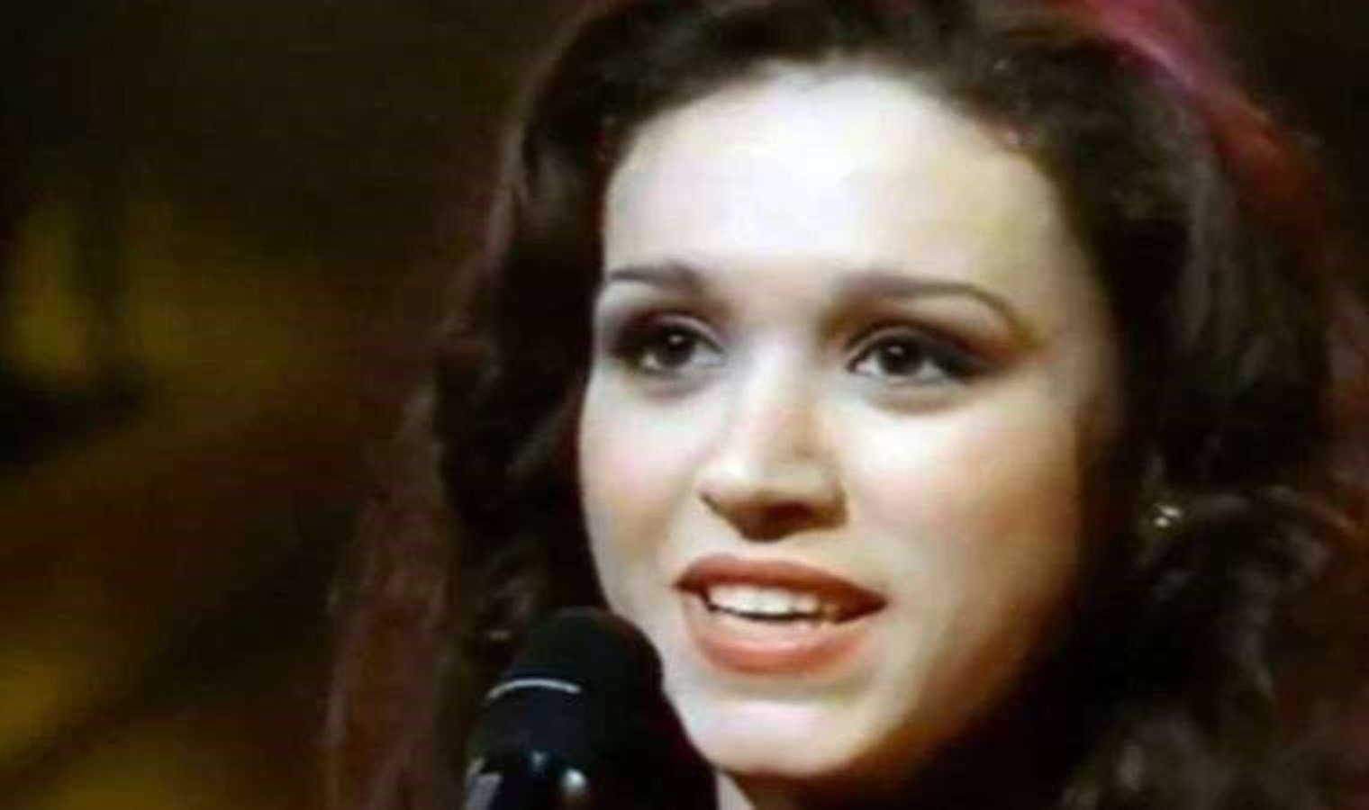 sebnem-paker-muzik-kariyeri-ve-eurovision-deneyimi-yDOOHipB.jpg