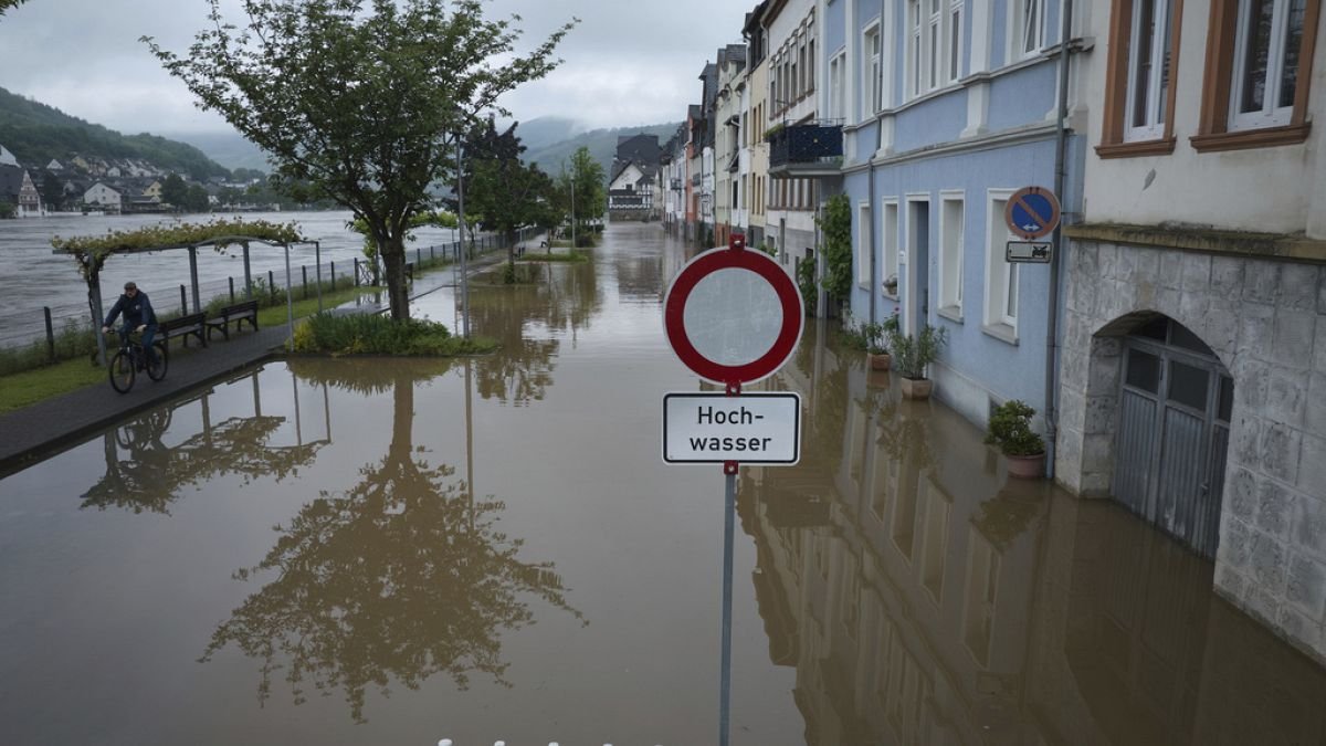 siddetli-sel-kuzey-avrupayi-kasip-kavuruyor-Y8I7iYfr.jpg