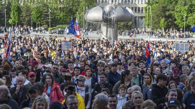 slovakyada-binlerce-kisi-kamu-yayinciliginin-yenilenmesini-protesto-etmek-icin-toplandi-QyHq4Z2v.jpg