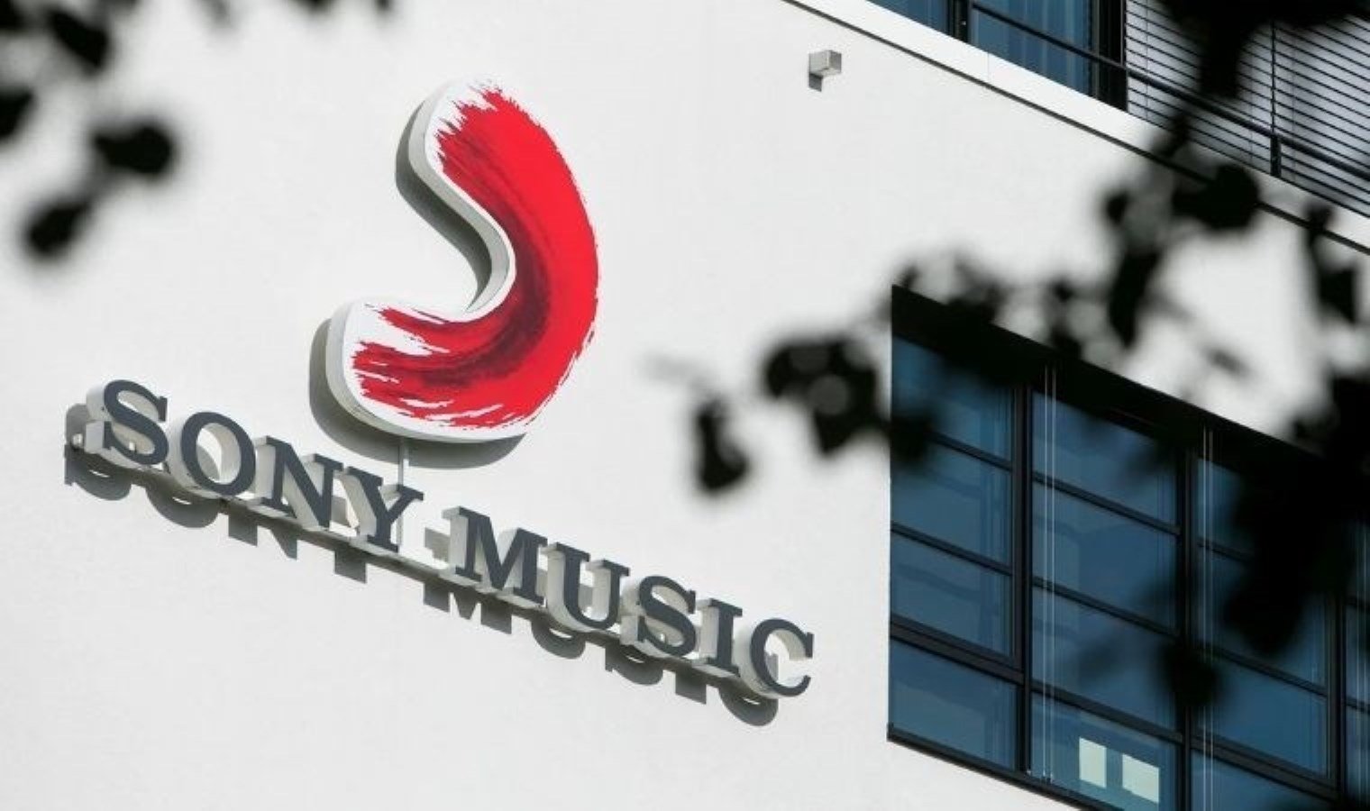 sony-music-yetkisiz-sarki-kullanimi-konusunda-teknoloji-devlerine-uyari-mektubu-gonderdi-As4d435V.jpeg