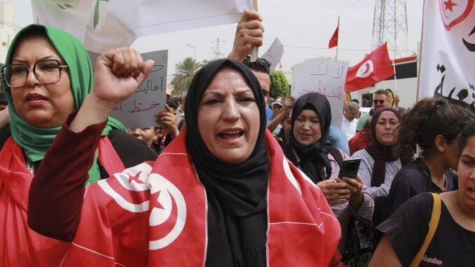 tunuslular-avrupaya-giderken-mahsur-kalan-gocmen-sayisini-protesto-etti-uI39kCVg.jpg