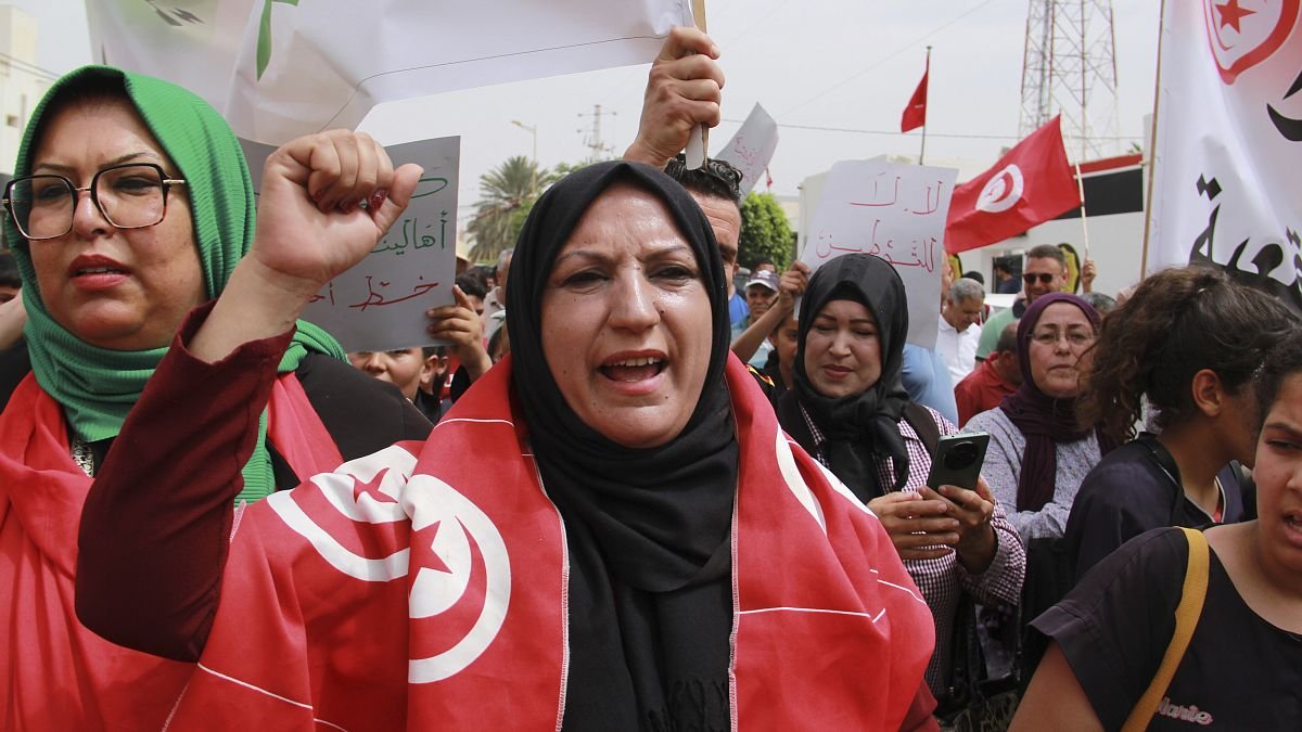 tunuslular-avrupaya-giderken-mahsur-kalan-gocmen-sayisini-protesto-etti-uI39kCVg.jpg