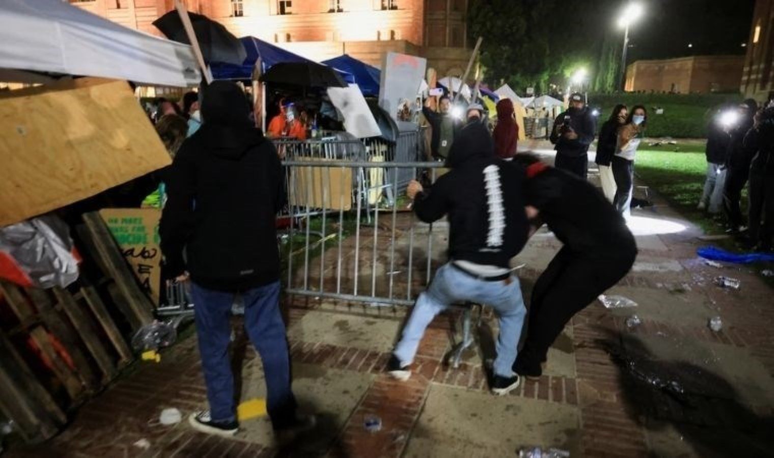 ucla-ogrenci-gazetesi-daily-bruinden-son-dakika-filistin-protestolari-ve-polis-mudahalesi-MKq7AzlS.jpg ucla-ogrenci-gazetesi-daily-bruinden-son-dakika-filistin-protestolari-ve-polis-mudahalesi-MKq7AzlS.jpg
