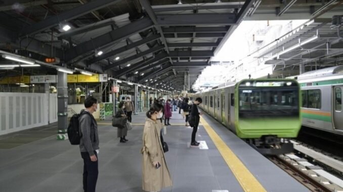 yamanote-hattinda-yilan-panigi-Fz1nZPmp.jpg