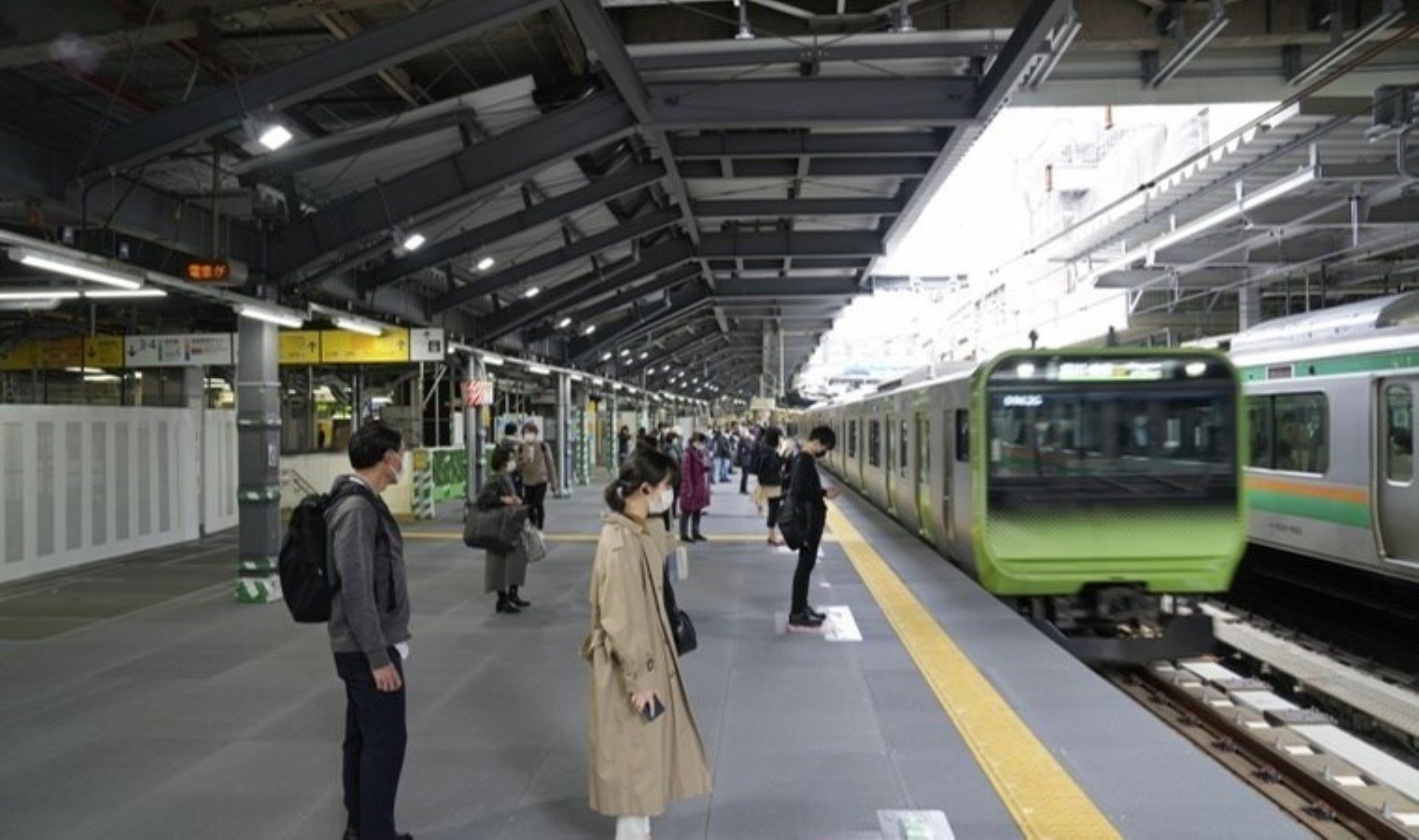 yamanote-hattinda-yilan-panigi-Fz1nZPmp.jpg