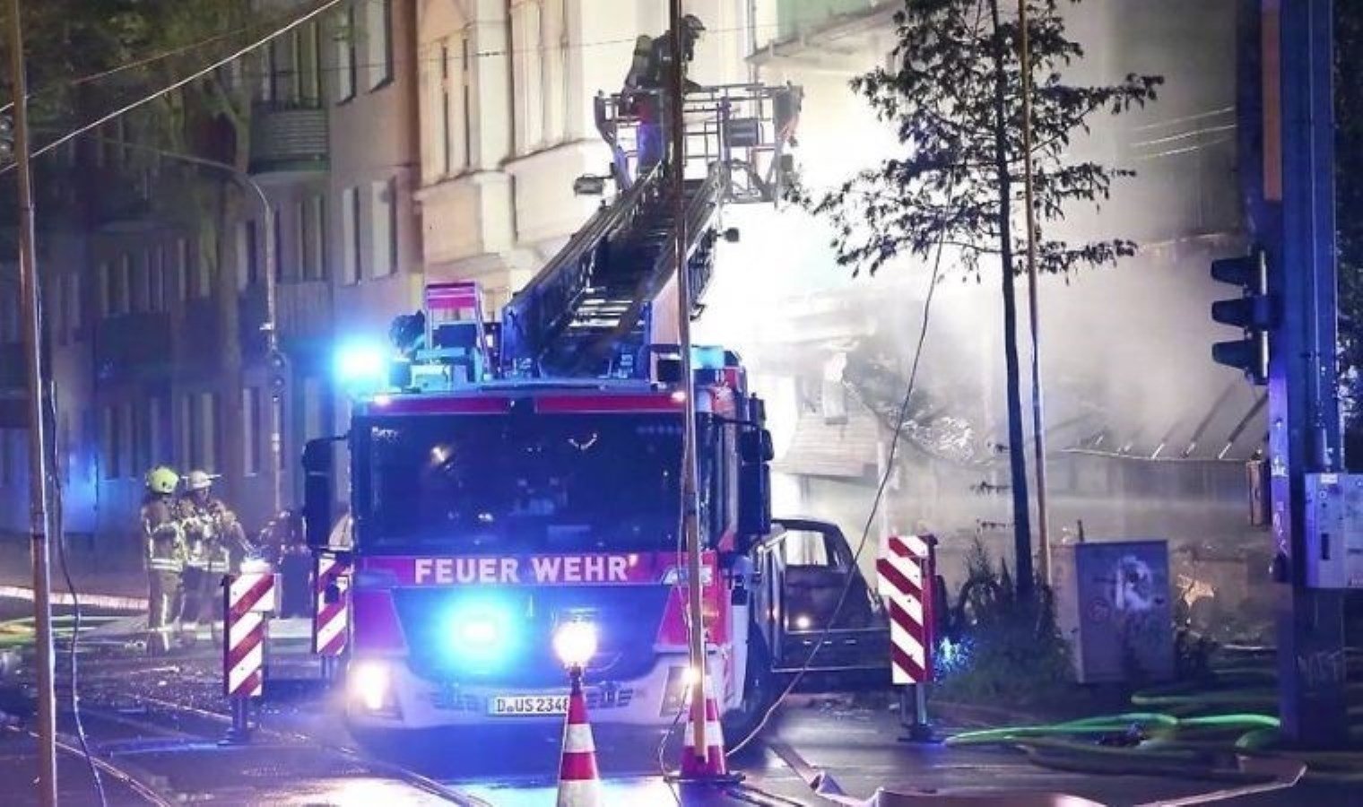 yangin-faciasi-licht-caddesini-sardi-i6ZcijFd.jpg