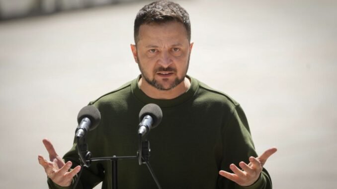 zelenskyy-devam-eden-rus-saldirisinin-ortasinda-cephe-hattini-ziyaret-etti-ReYiBUyI.jpg