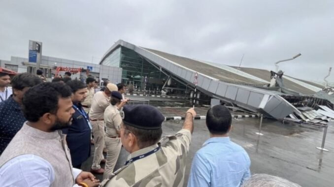 delhi-havalimaninda-terminal-1-catisinin-cokmesi-pvsCZZzm.jpg