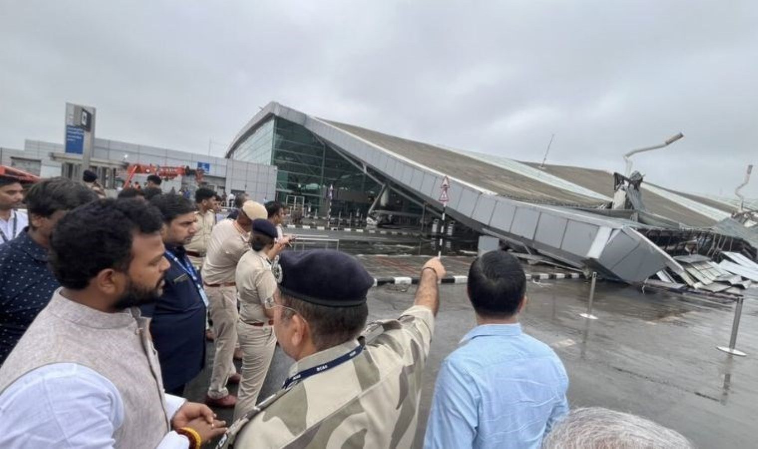 delhi-havalimaninda-terminal-1-catisinin-cokmesi-pvsCZZzm.jpg