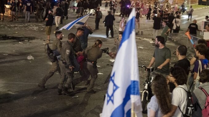 israilliler-hukumetin-hamasla-rehine-anlasmasini-kabul-etmesini-talep-ederken-protestocular-tutuklandi-JxGhgUZp.jpg