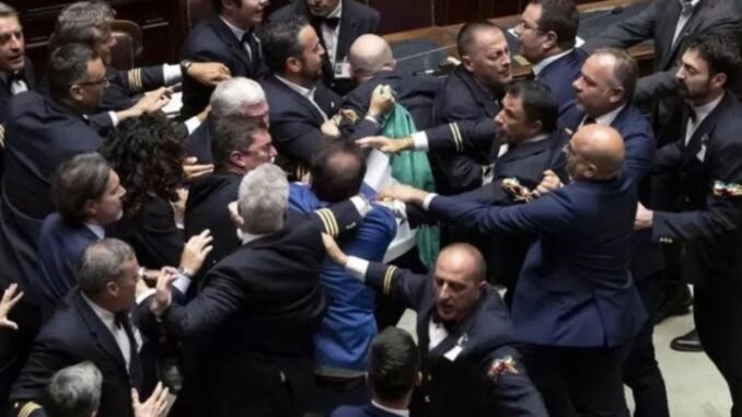 italya-parlamentosunda-kavga-cikti-5KMR36Zv.jpg