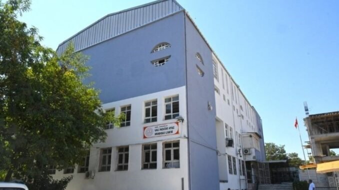 izmirde-egitimde-gundem-vali-nevzat-ayaz-anadolu-lisesi-551XYDsP.jpg